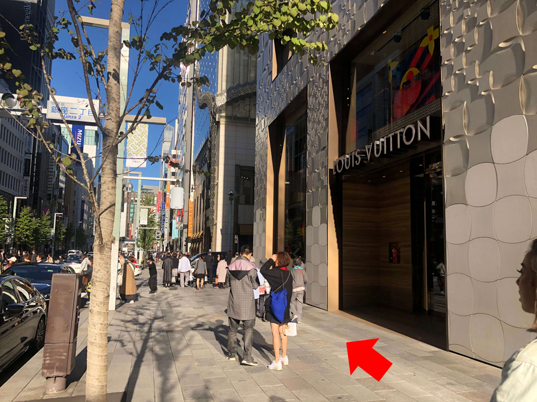 銀座二丁目交差点を、ルイヴィトン沿いに右に曲がります。前方にブルガリタワーがあります。