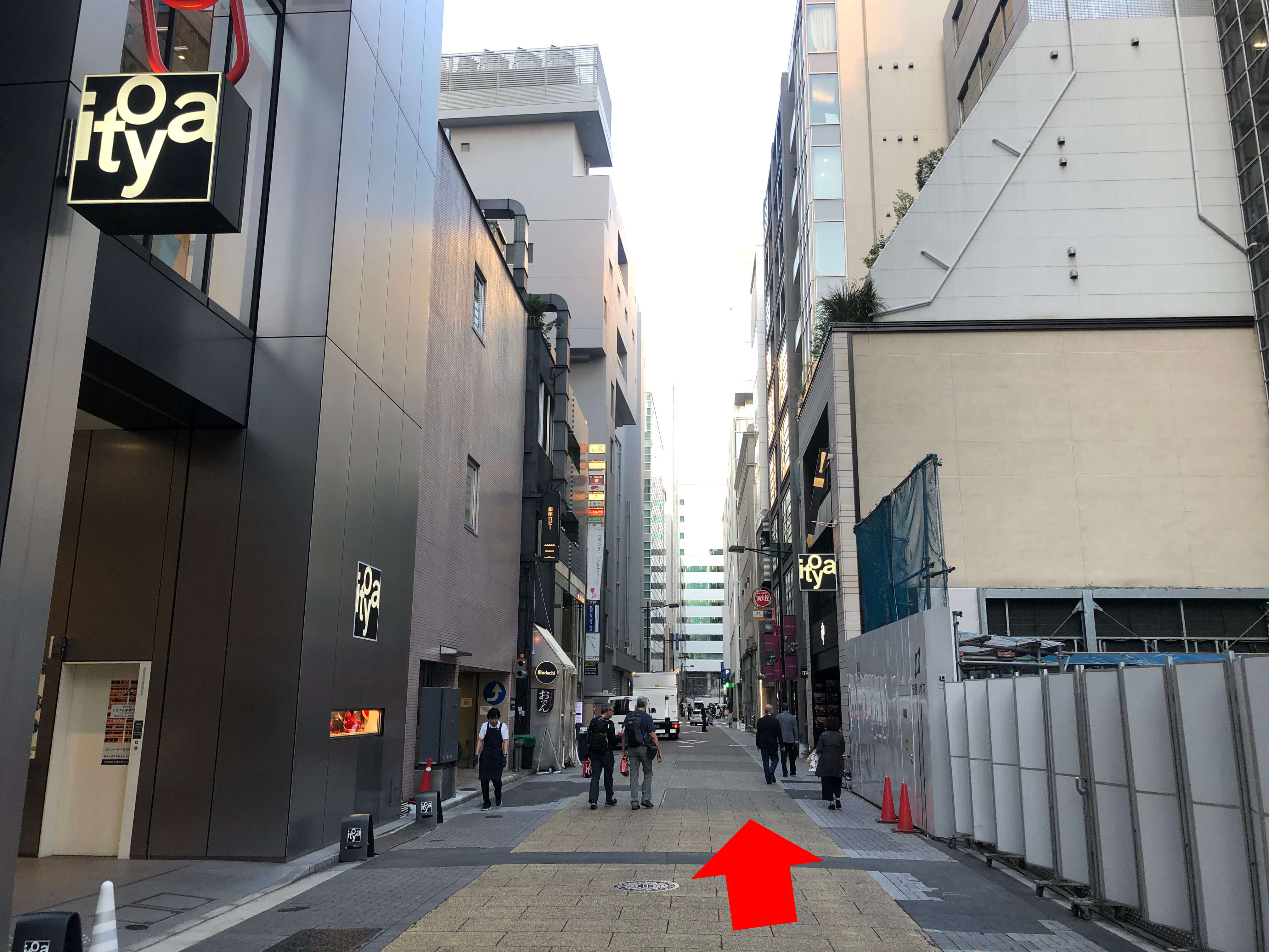 一つ目の角を左に曲がり、両側に伊東屋を見ながらまっすぐ進みます。