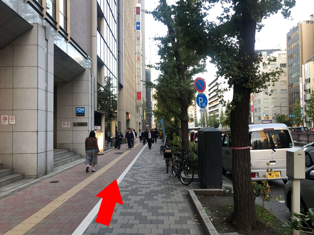 地上に出ましたら、まっすぐお進みください。