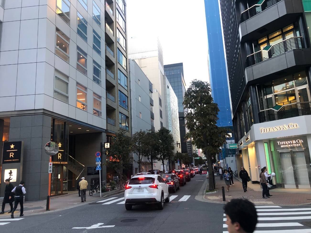 スターバックスR（左手）とティファニー（右手）の間をそのままお進みいただき、次のロッジを見に曲がります。