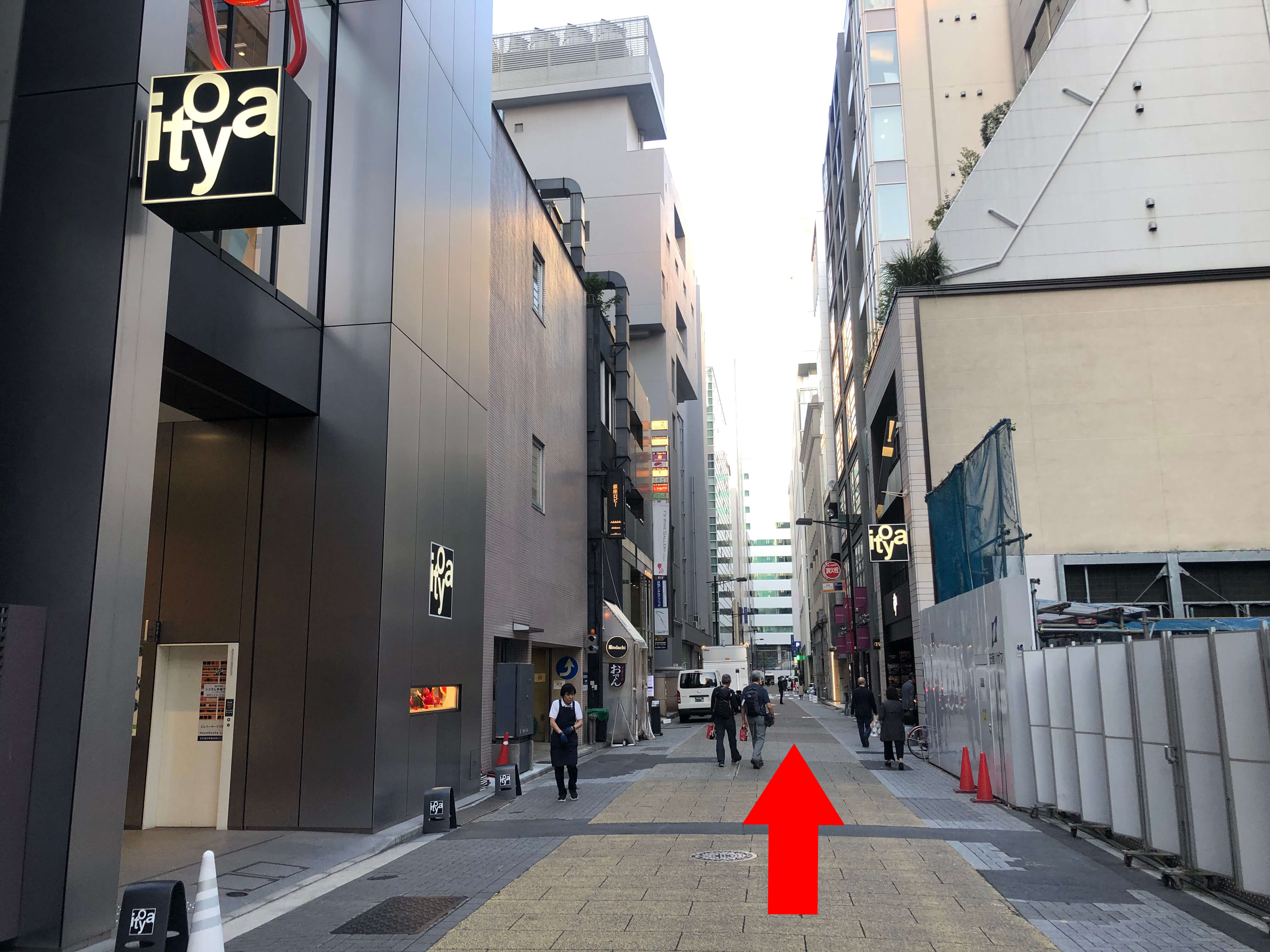 両側に伊東屋が見えてきます。そのままお進みください。