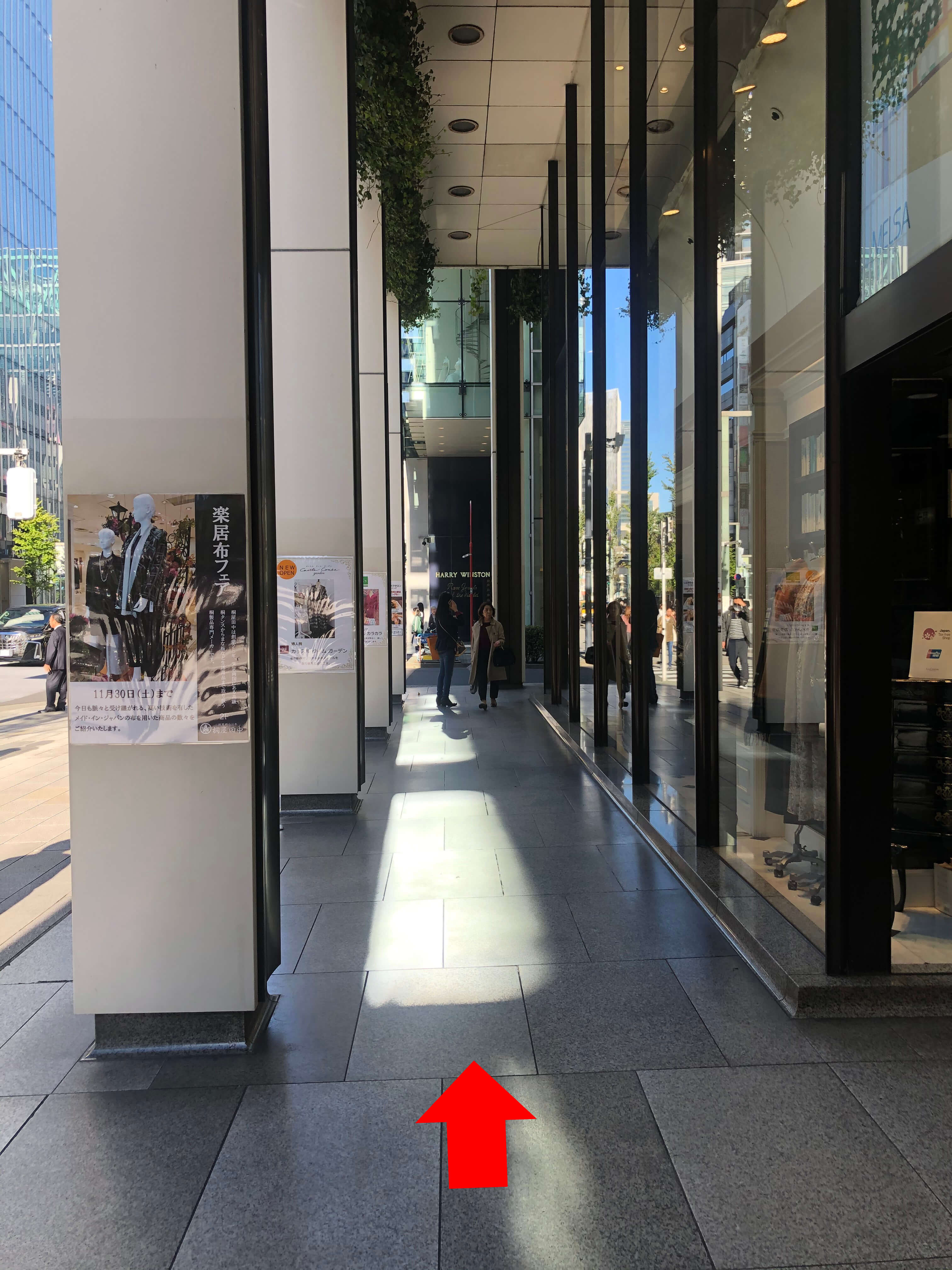 階段を上りきったら、そのまま真っすぐ進みください。