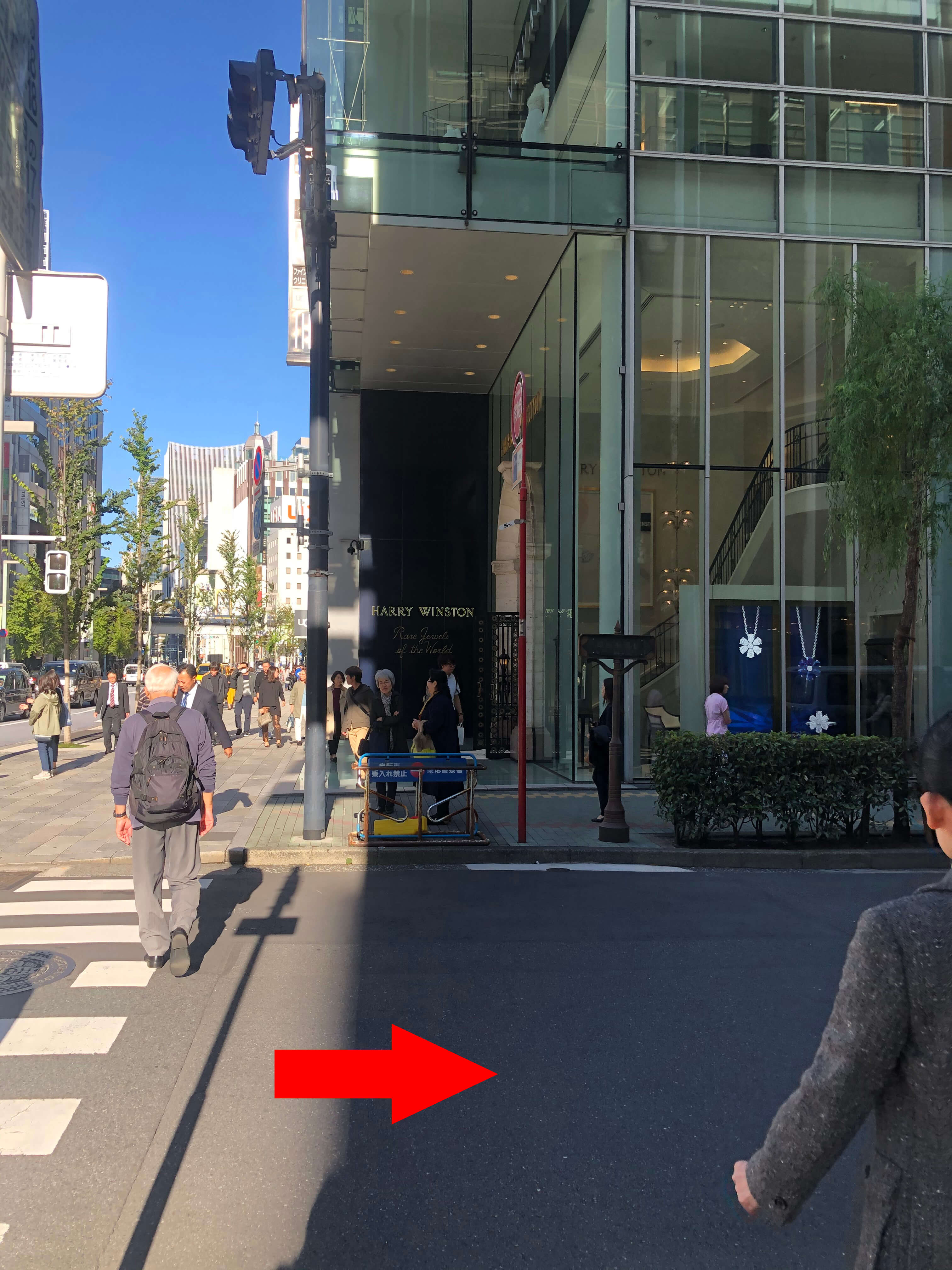 次の角を右に曲がります。ハリーウィンストンが見えるのでそれが目印です。