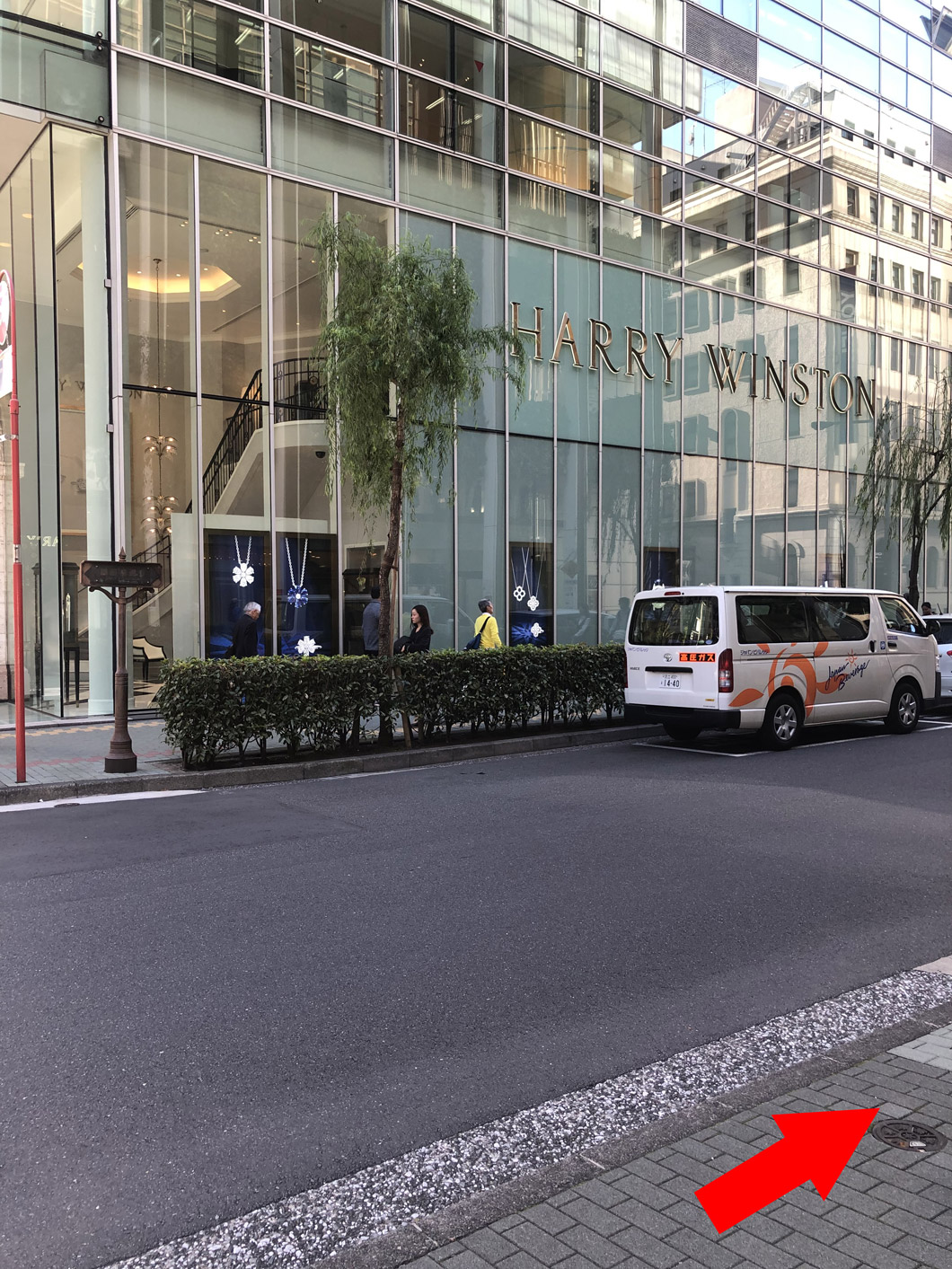 道路を挟んで左手にハリーウィンストンを見ながら進みます。