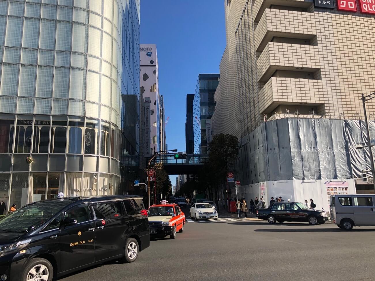 外堀通りに出ますので、そのまままっすぐお進みください。