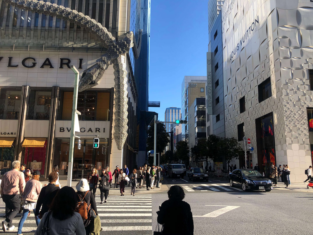 銀座2丁目交差点、中央通りに出ます。そちらもまっすぐお進みください。